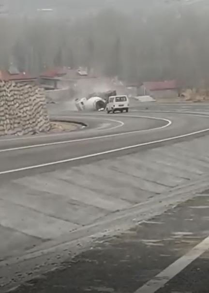 Freni Boşalan Beton Mikserinin Devrilme Anı Cep Telefonu Kamerasında