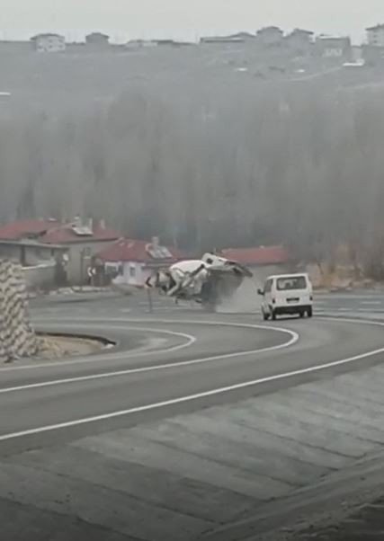 Freni Boşalan Beton Mikserinin Devrilme Anı Cep Telefonu Kamerasında