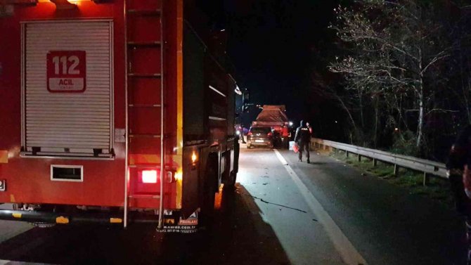 Otoyolda Tıra Arkadan Çarpan Otomobildeki Karı Koca Yaralandı