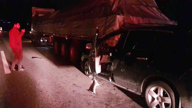 Otoyolda Tıra Arkadan Çarpan Otomobildeki Karı Koca Yaralandı
