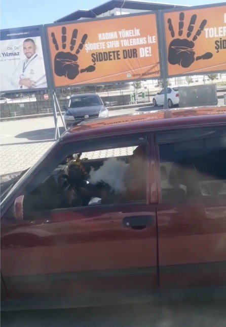 Sürücünün Otomobilde Nargile Keyfi