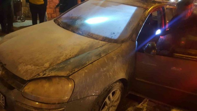 Otomobilde Çıkan Yangın Panikletti
