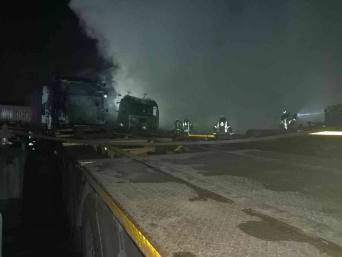 Beylikdüzü’nde Tır Parkında Yangın: 4 Tır Kullanılamaz Hale Geldi
