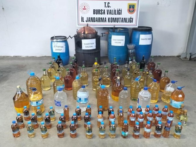 Evlerini Sahte Alkol Üretim Tesisine Çevirmişler