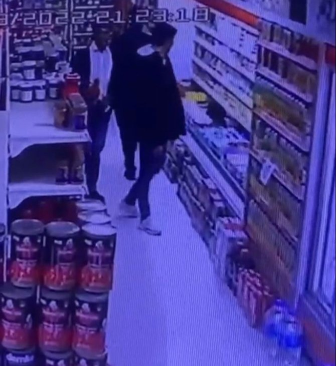 Salamı Pantolonuna Sakladı, Yanındaki Hırsızlar Bile Şaşırdı