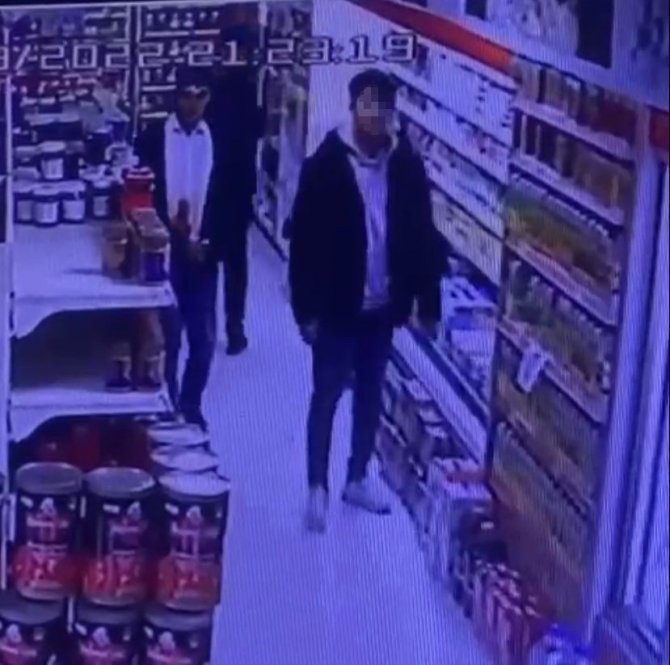 Salamı Pantolonuna Sakladı, Yanındaki Hırsızlar Bile Şaşırdı