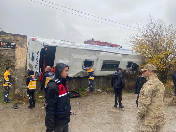 Diyarbakır’da Yolcu Otobüsü Devrildi: Çok Sayıda Yaralı Var