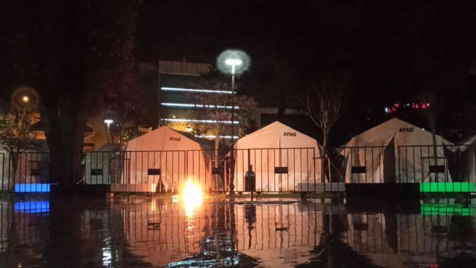 Depremzedeler İçin Kurulan Çadırkentte Korkutan Yangın