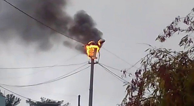 Siirt’te Elektrik Direğinden Çıkan Alevler Korkuttu