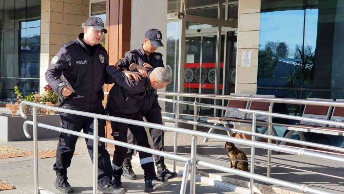 Çantayla Vurup Motosikleti Devirerek 2 Kişiyi Yaralayan Şahıs Tutuklandı
