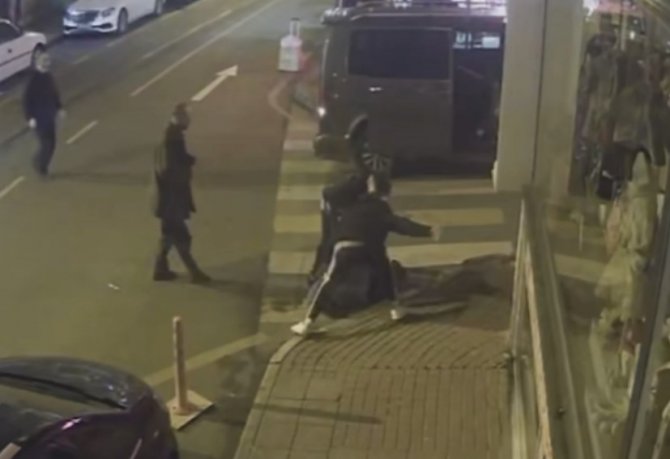 Fatih’te Park Yeri Kavgasında 2 Kişi Bıçaklandı