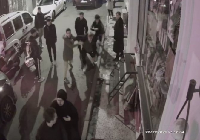 Fatih’te Park Yeri Kavgasında 2 Kişi Bıçaklandı