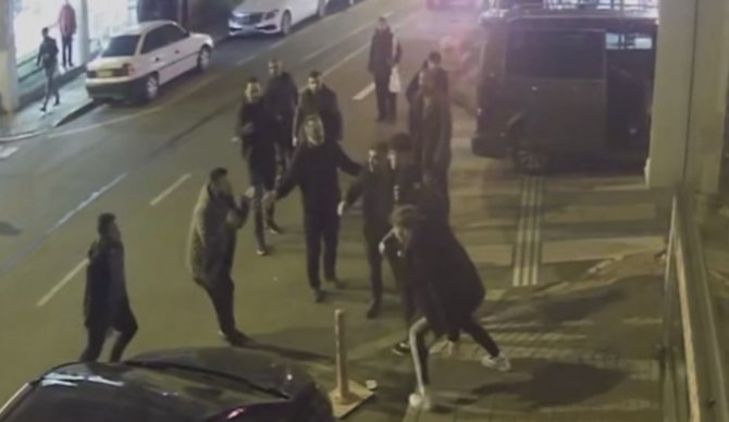 Fatih’te Park Yeri Kavgasında 2 Kişi Bıçaklandı