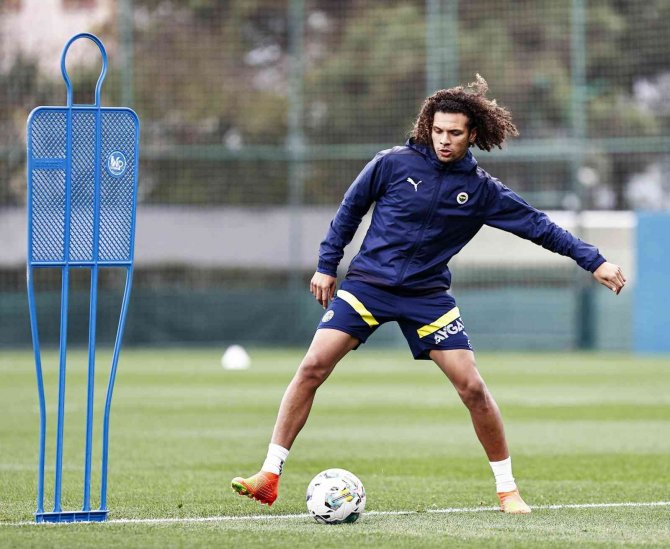 Fenerbahçe Çalışmalarına Devam Ediyor