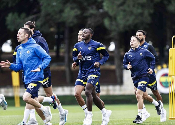 Fenerbahçe Çalışmalarına Devam Ediyor