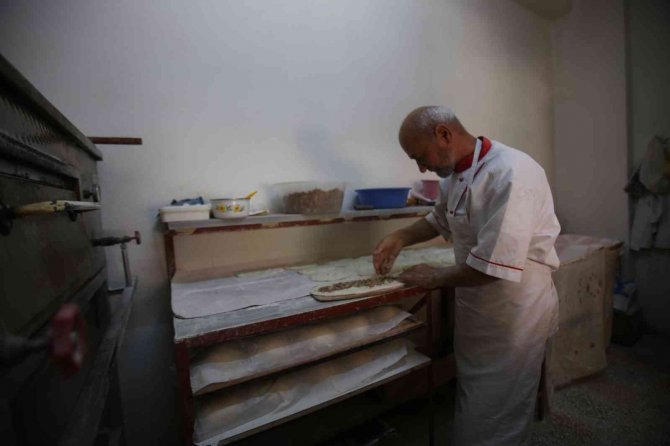 Gümüşhane’de Yaşlı Çift 37 Yıldır Birlikte Pide Salonu İşletiyor