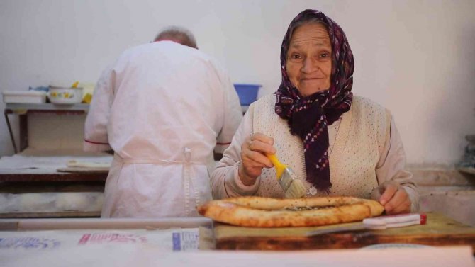Gümüşhane’de Yaşlı Çift 37 Yıldır Birlikte Pide Salonu İşletiyor