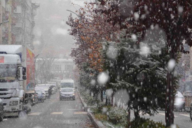 Hakkari’de Lapa Lapa Kar Yağışı