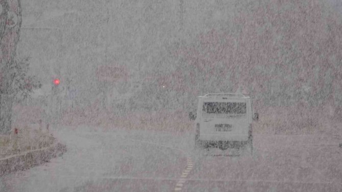 Yüksekova’da Yoğun Kar Yağışı