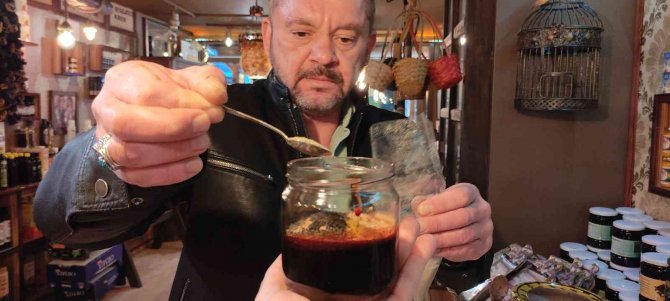Öksürüğü Geçmeyen Soluğu Aktarda Alıyor
