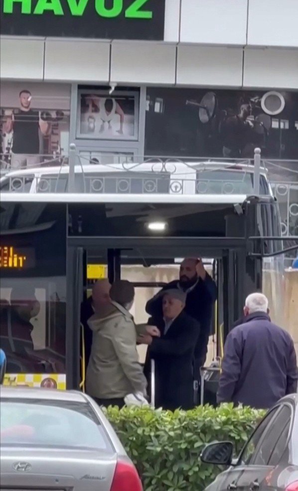 Pendik’te Şoförle Tartışan Yolcuyu, Diğer Yolcular Otobüsten Attı