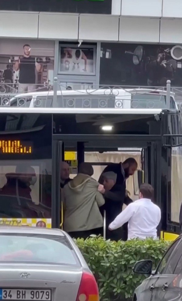 Pendik’te Şoförle Tartışan Yolcuyu, Diğer Yolcular Otobüsten Attı