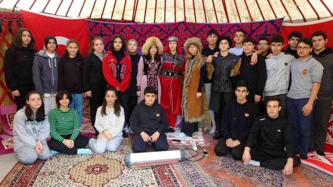 Lise Bahçesinde Kurulan Otağ Çadırında Orta Asya Türk Kültürü Tanıtıldı