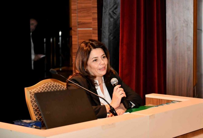 İ̇stanbul Barosu Başkanı Filiz Saraç Esenyurt’ta Seminer Verdi
