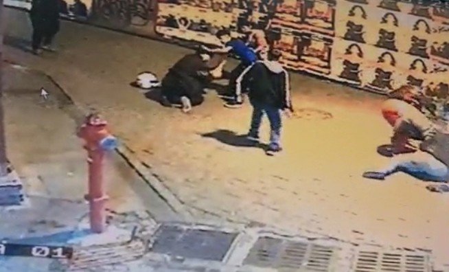 İ̇stanbul’da Bıçaklı Ve Kasklı Kavga Kamerada: Beşiktaş Polisi Saldırganları Yakaladı
