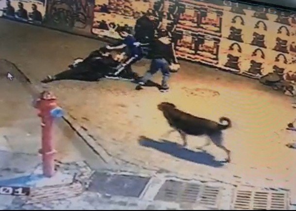 İ̇stanbul’da Bıçaklı Ve Kasklı Kavga Kamerada: Beşiktaş Polisi Saldırganları Yakaladı