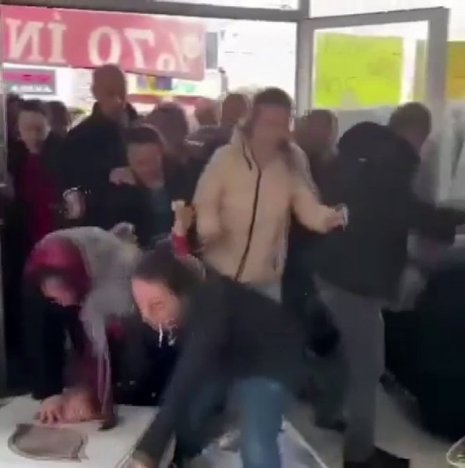 İ̇zmir’de Ucuz Halı İzdihamında 2 Kadın Hastanelik Oldu