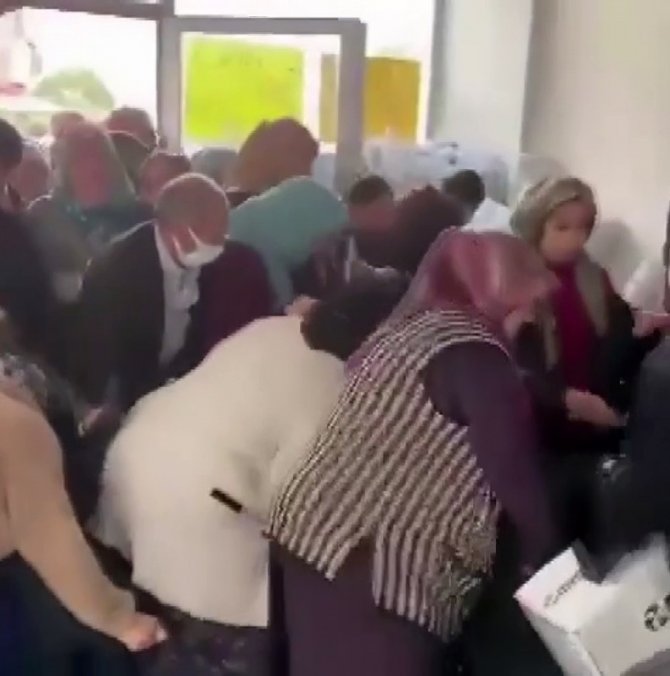 İ̇zmir’de Ucuz Halı İzdihamında 2 Kadın Hastanelik Oldu
