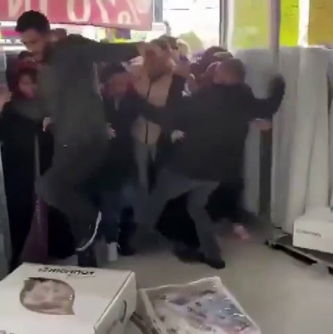 İ̇zmir’de Ucuz Halı İzdihamında 2 Kadın Hastanelik Oldu