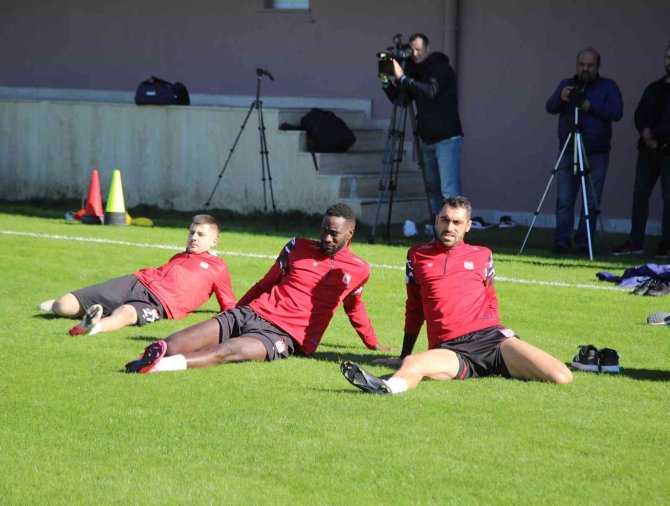 Sivasspor’un Antalya Kampı Başladı