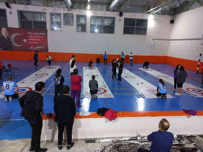Köyceğiz’de Öğretmenler Arasında Floor Curling Turnuvası Yapıldı