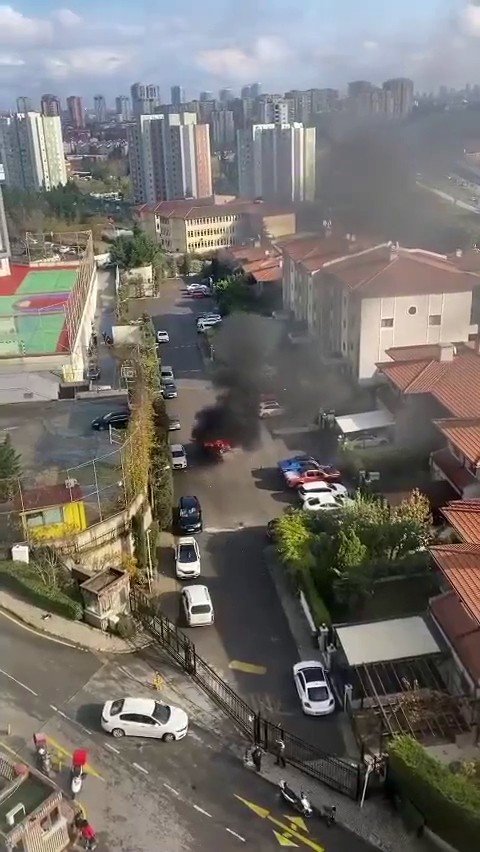 Küçükçekmece’de Seyir Halindeki Otomobil Alev Topuna Döndü
