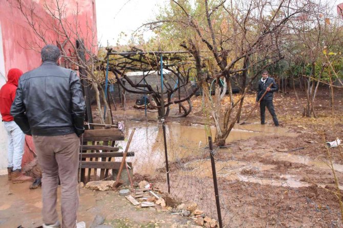 Midyat’ta Evleri Su Bastı, Yollar Göle Döndü; Vatandaşlar Belediyeye Tepki Gösterdi