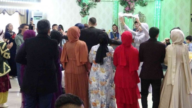 Aile Dağdan Kurtardıkları Oğullarına Askerlik Sonrası Nişan Yaptı