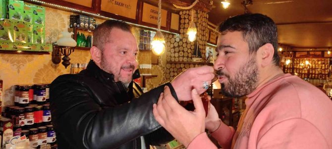 Öksürüğü Geçmeyen Soluğu Aktarda Alıyor