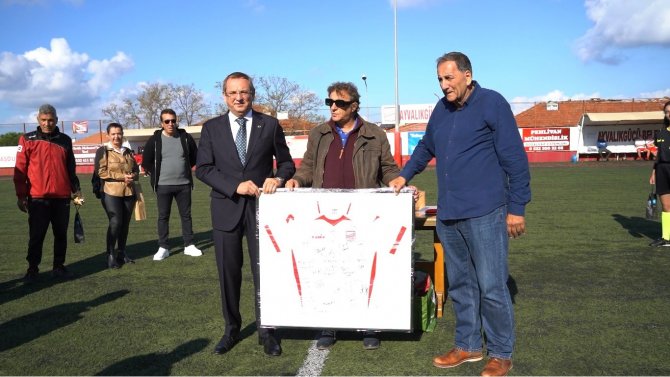 Ege’de Suyun İki Yanından Futbol Dostluğu