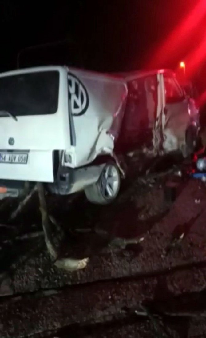 Sakarya’da Minibüs İle Otomobil Çarpıştı: 5 Yaralı