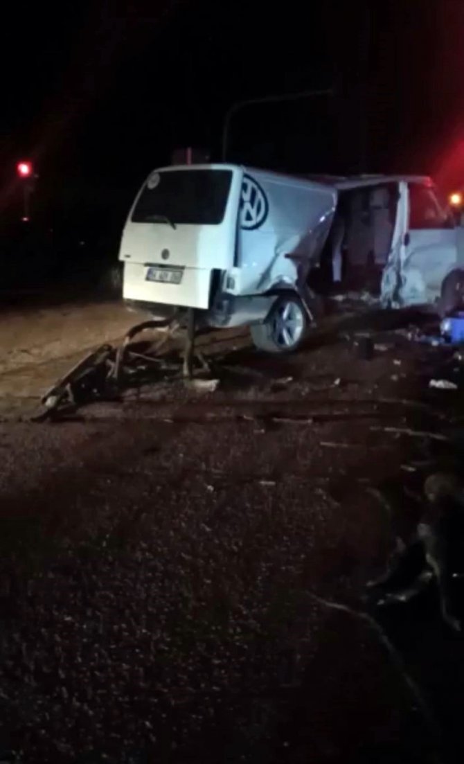 Sakarya’da Minibüs İle Otomobil Çarpıştı: 5 Yaralı