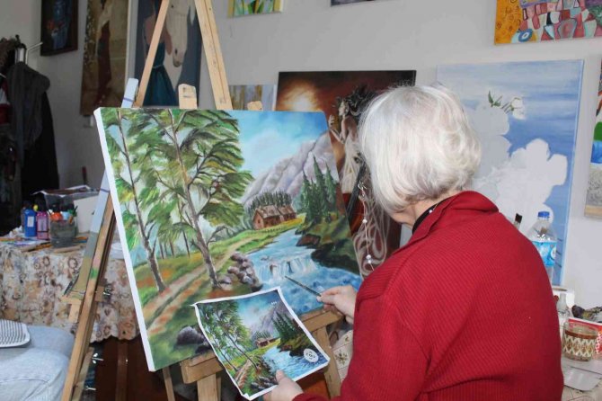 Sinoplu Kadınlar Tuvalleri Hayalleriyle Süslüyor