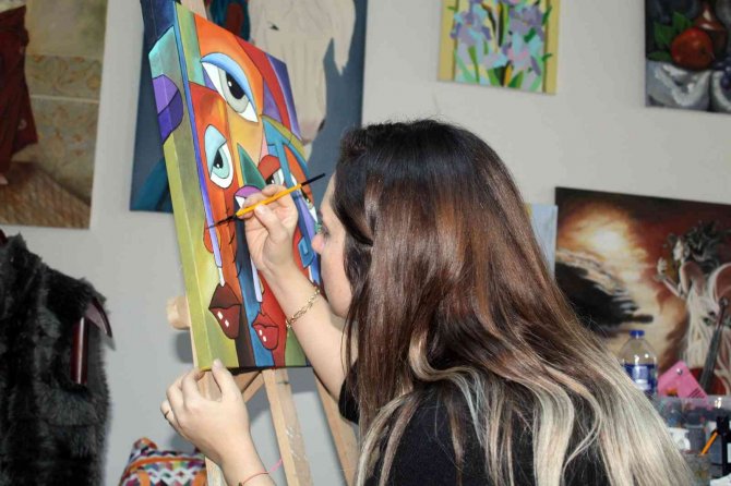 Sinoplu Kadınlar Tuvalleri Hayalleriyle Süslüyor