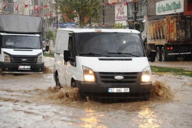 Sağanak Yağış Cizre’de Hayatı Olumsuz Etkiledi