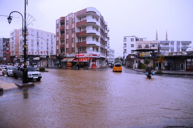 Sağanak Yağış Cizre’de Hayatı Olumsuz Etkiledi