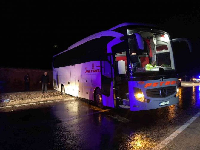Sivas’ta Yolcu Otobüsü Kayarak Yoldan Çıktı: 1 Yaralı