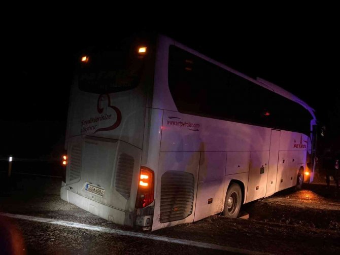 Sivas’ta Yolcu Otobüsü Kayarak Yoldan Çıktı: 1 Yaralı