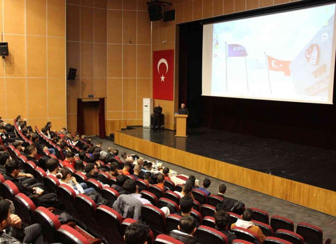 Sivas’ta Rekor Sayı İle Futbol Aday Hakem Kursu Başladı