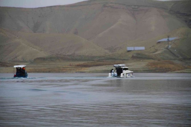 Elazığ’da Suda Kaybolan Balıkçıyı Arama Çalışmaları Devam Ediyor